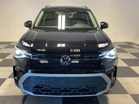 Certified 2025 Volkswagen Taos SE image 2