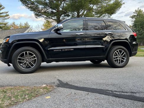 Used 2019 Jeep Grand Cherokee Limited AWD/4WD image 2