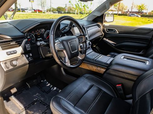 Used 2018 GMC Yukon Denali RWD image 3