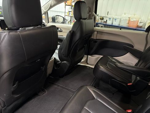 Used 2023 Chrysler Pacifica Touring-L image 15