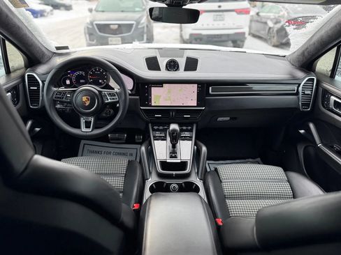 Used 2022 Porsche Cayenne Turbo AWD/4WD image 2