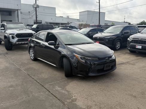 Used 2022 Toyota Corolla LE image 3