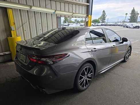 Used 2021 Toyota Camry SE w/ Convenience Package FWD image 4