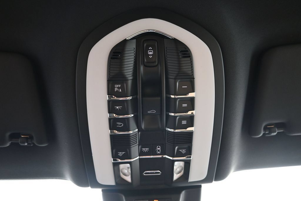Used 2026 Porsche Macan AWD/4WD image 22
