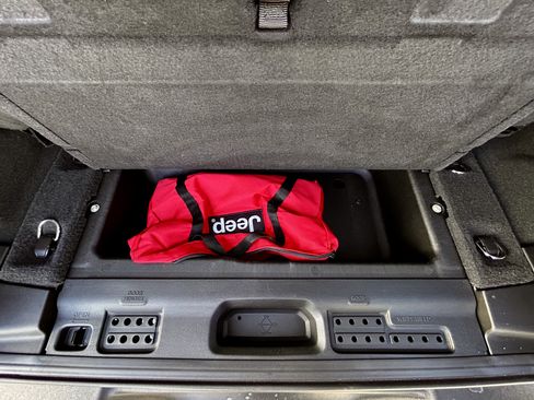Certified 2025 Jeep Wrangler Sport AWD/4WD image 9