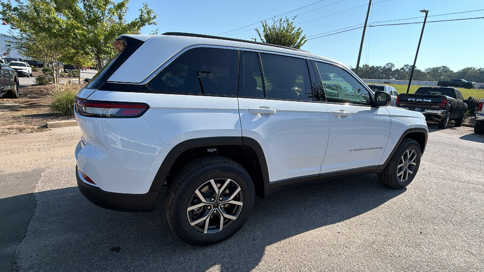 New 2027 Jeep Grand Cherokee Laredo RWD image 8