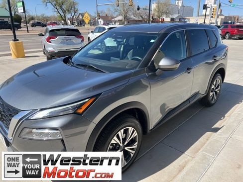 Used 2023 Nissan Rogue SV image 3