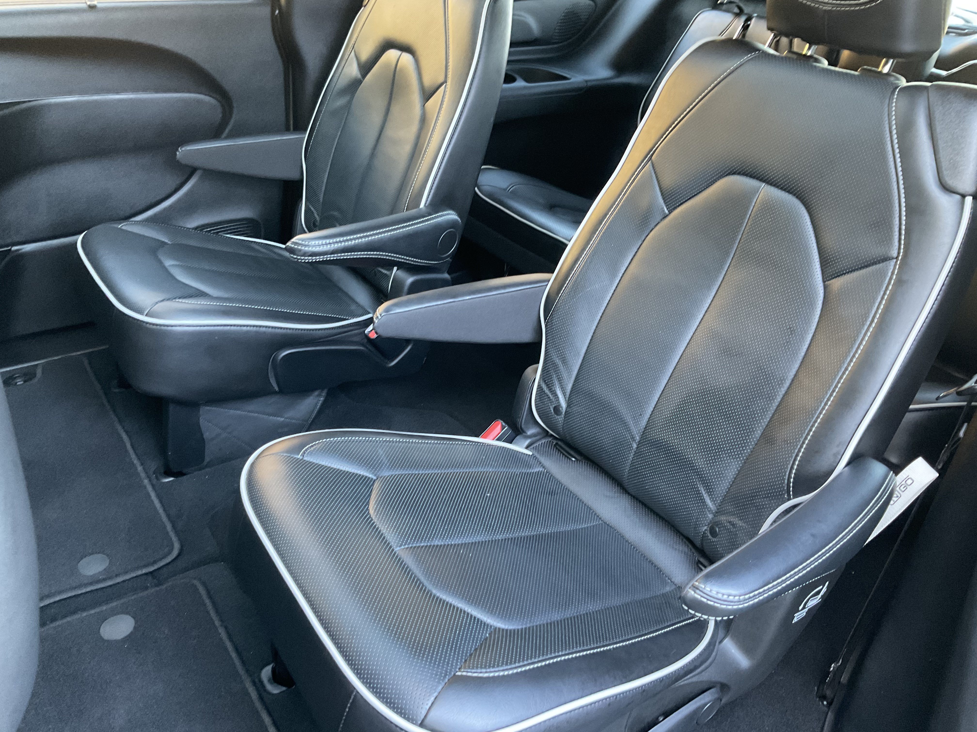 Used 2025 Chrysler Pacifica Limited FWD image 40