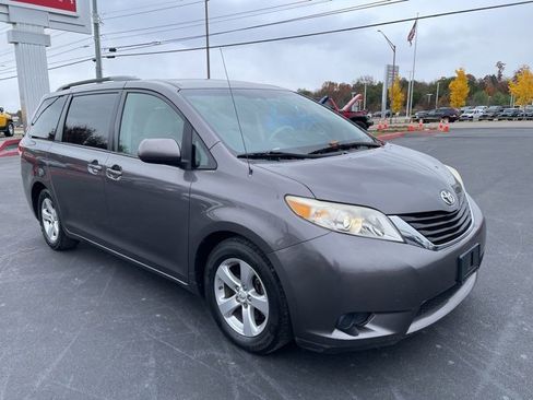 Used 2012 Toyota Sienna LE image 2