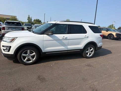 Used 2017 Ford Explorer XLT AWD/4WD image 2