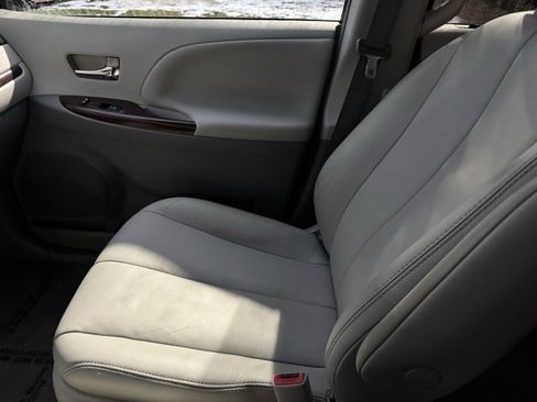 Used 2013 Toyota Sienna XLE image 25