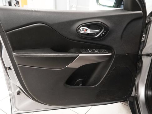Used 2019 Jeep Cherokee Limited AWD/4WD image 19