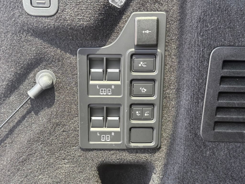Used 2026 Land Rover Discovery Limited Edition AWD/4WD image 39