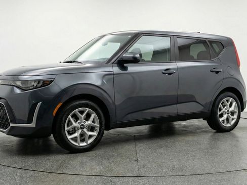 Used 2025 Kia Soul LX w/ LX Technology Package FWD image 3