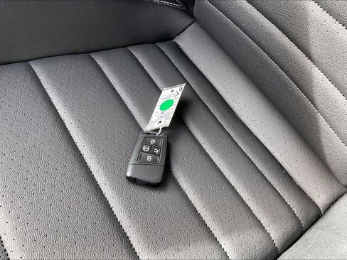 Certified 2024 Volkswagen Taos SE w/ Panoramic Sunroof Package image 11