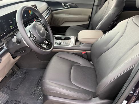 Certified 2025 Kia Carnival LXS FWD image 16