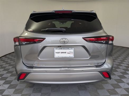 Used 2025 Toyota Highlander Platinum image 6