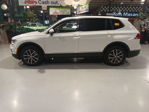 Used 2020 Volkswagen Tiguan SE w/ Panoramic Sunroof Package AWD/4WD image 9