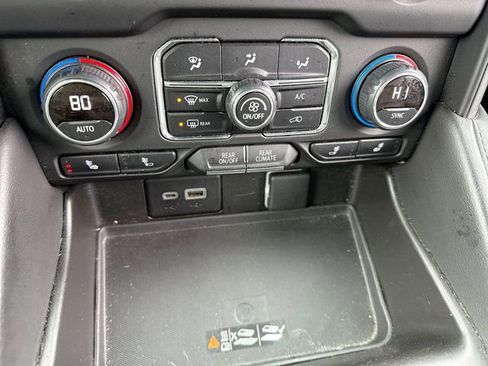 Used 2023 Chevrolet Suburban LT RWD image 19