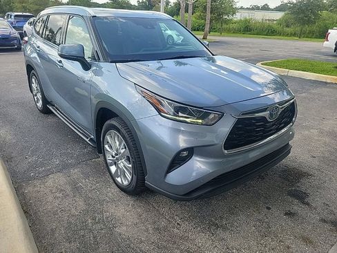 Certified 2021 Toyota Highlander Limited FWD image 2
