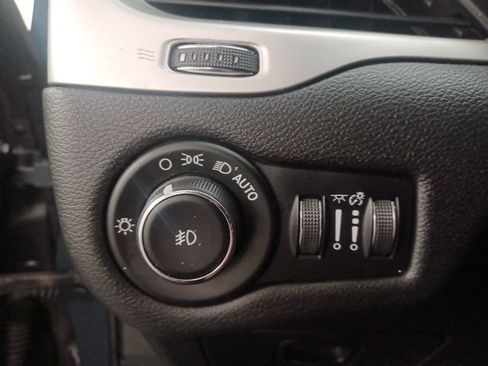 Used 2018 Jeep Cherokee Latitude Plus FWD image 18