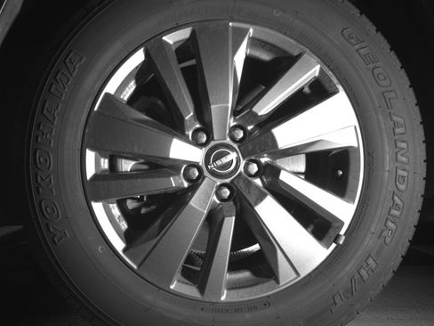 Used 2025 Nissan Pathfinder SV image 9