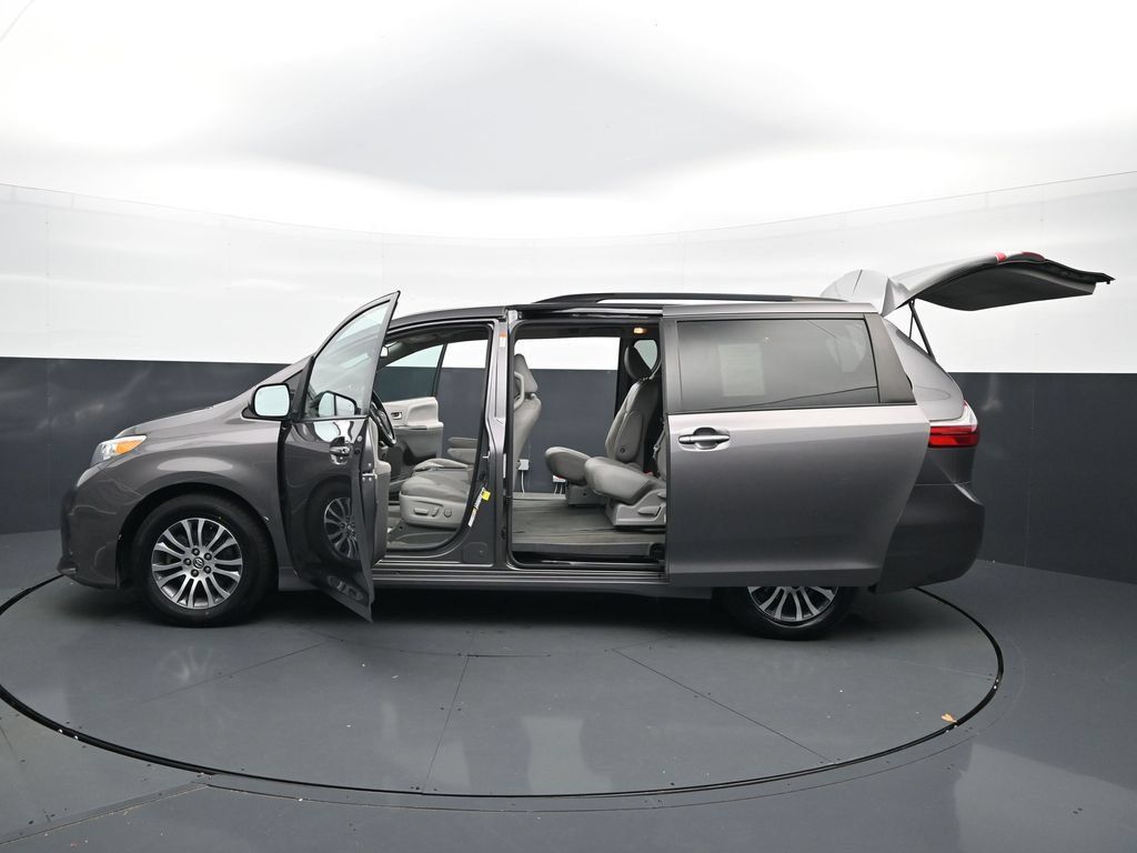 Used 2018 Toyota Sienna XLE w/ XLE Navigation Package FWD image 47