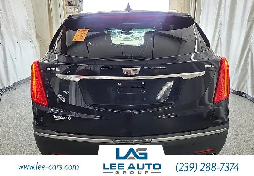 Used 2017 Cadillac XT5 Luxury FWD image 2