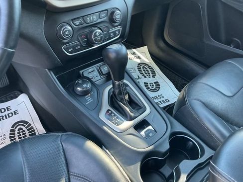 Used 2015 Jeep Cherokee Limited w/ Luxury Group AWD/4WD image 18
