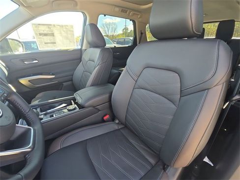 New 2025 Nissan Pathfinder Platinum image 11