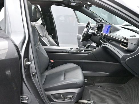 Used 2023 Toyota Crown Limited image 32