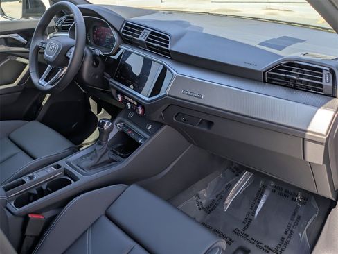 New 2025 Audi Q3 2.0T Premium image 9