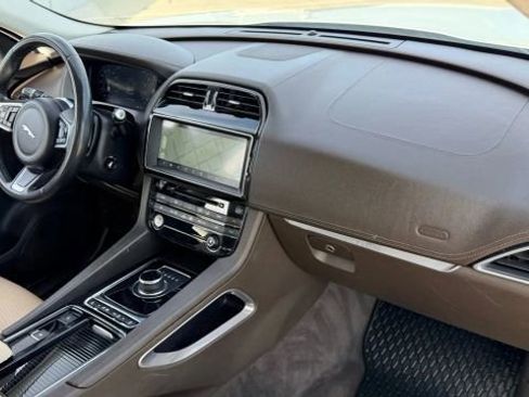 Used 2019 Jaguar F-PACE Prestige image 18