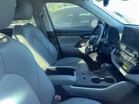 Used 2023 Toyota Highlander L image 3