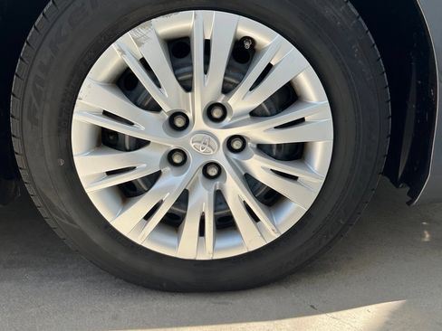 Used 2012 Toyota Camry LE FWD image 25