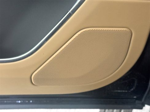 Certified 2025 Land Rover Range Rover SE image 18