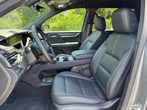 Used 2026 GMC Acadia Elevation w/ Elevation Premium Package FWD image 18