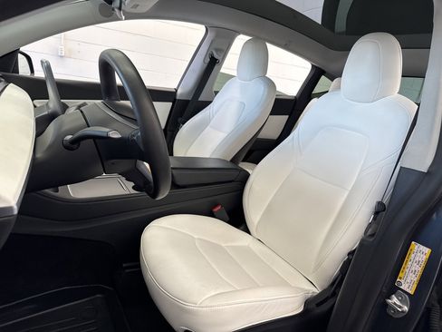 Used 2021 Tesla Model Y Long Range image 16