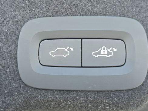 Used 2019 Volvo S90 T6 Momentum w/ Advanced Package image 17