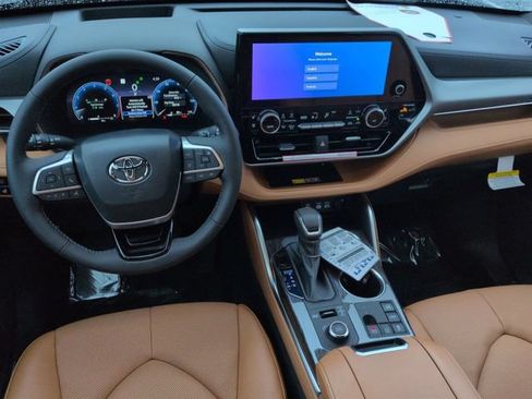 Certified 2026 Toyota Highlander Platinum AWD/4WD image 27