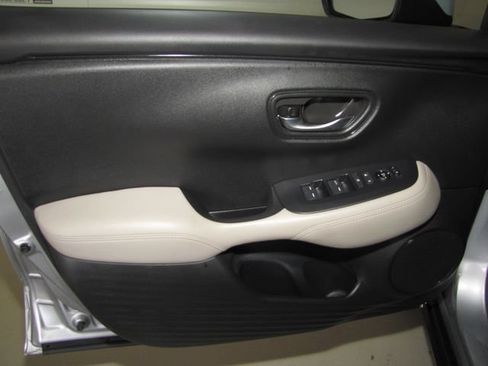 Certified 2025 Honda HR-V LX image 9
