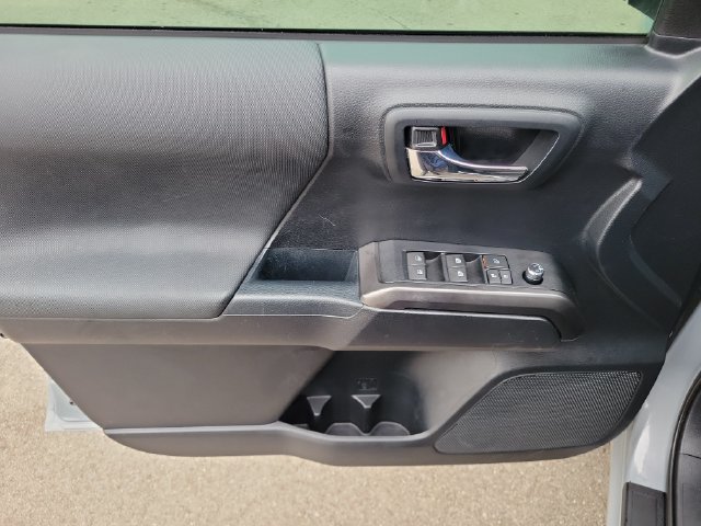 Used 2018 Toyota Tacoma TRD Sport AWD/4WD image 11
