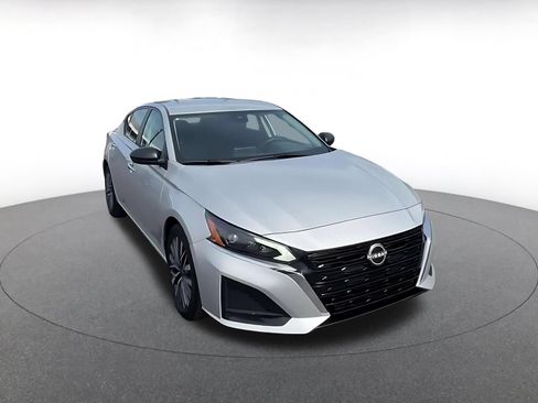 Used 2025 Nissan Altima 2.5 SV FWD image 3