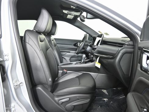 New 2026 Jeep Compass Latitude image 13