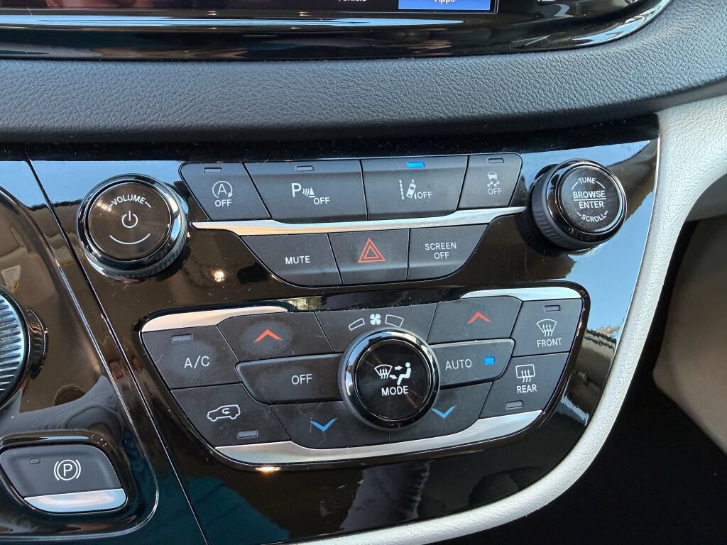 Used 2024 Chrysler Pacifica Touring-L FWD image 29