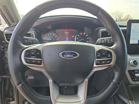 Used 2021 Ford Explorer XLT w/ Equipment Group 202A image 9