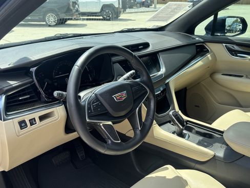 Used 2018 Cadillac XT5 FWD image 16