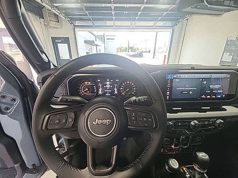 Used 2025 Jeep Wrangler Unlimited Rubicon AWD/4WD image 9