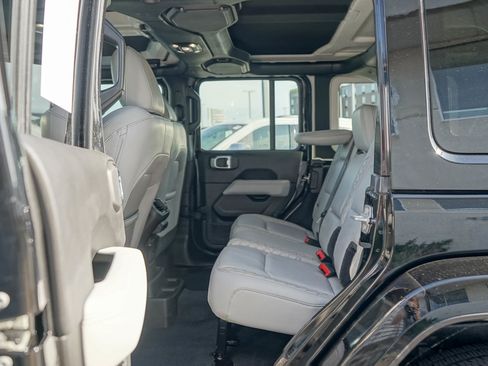 Used 2022 Jeep Wrangler Unlimited Sahara image 24