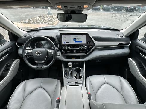 Used 2023 Toyota Highlander XLE FWD image 29